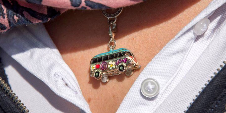 Volkswagen Utilitaires Combi Summer festival 70 ans collier combi