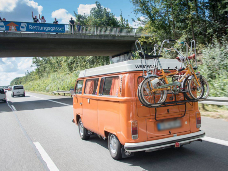 Volkswagen Utilitaires Combi Summer festival 70 ans orange