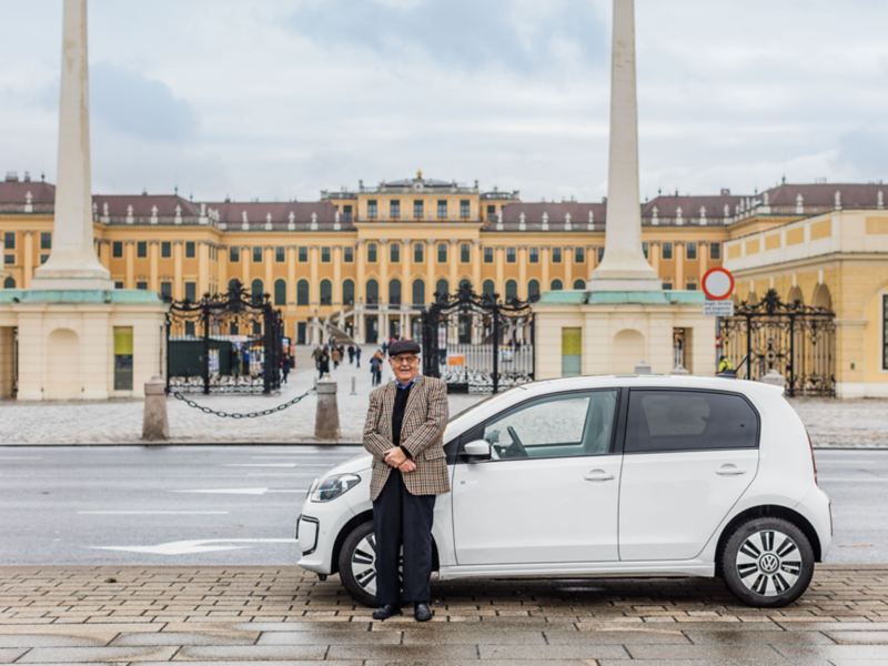 Heinz Gerhard e la sua e-up! parcheggiata davanti al Castello di Schönbrunn a Vienna