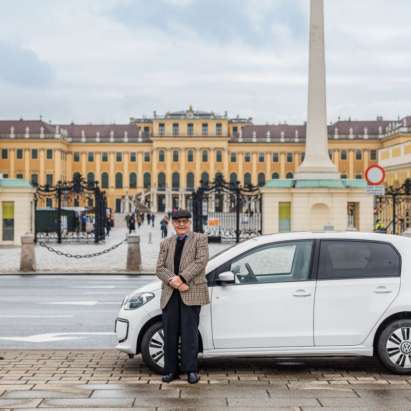 Gerhard Heinz i jego e-up! zaparkowany przed pałacem Schönbrunn w Wiedniu.