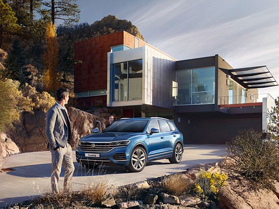 Couple walking to a Touareg