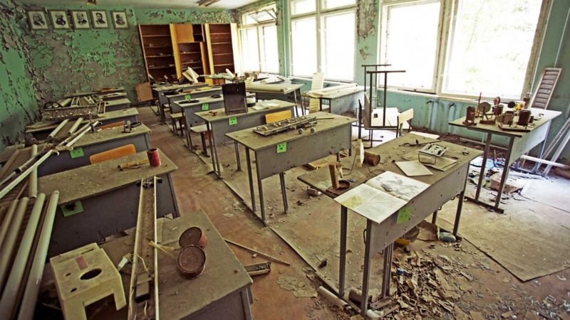 Gripande platser i övergivna Pripjat. Ett övergivet klassrum på en högstadieskola.
