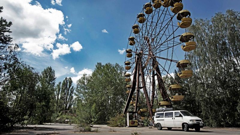 Vit Caravelle framför pariserhjul i Pripjat, Tjernobyl
