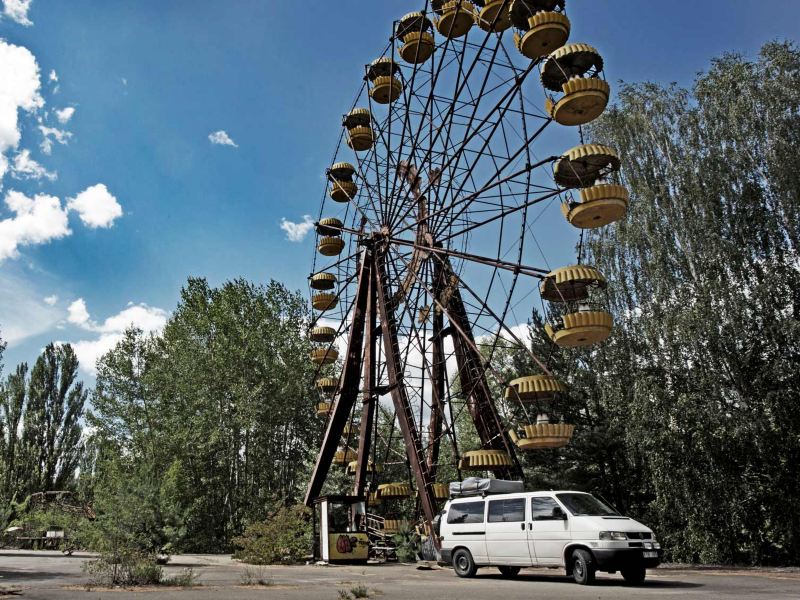 Vit Caravelle framför pariserhjul i Pripjat, Tjernobyl