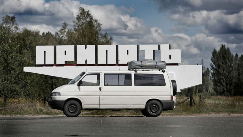 Vit Caravelle bredvid skylt i Ukraina