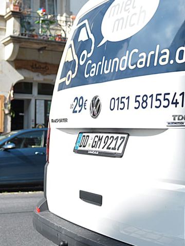 Der CarlundCarla.de Schriftzug auf der Rückseite eines Volkswagen Nutzfahrzeuge Transporters.