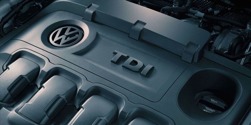 Detalle del emblema de un motor TDI de Volkswagen
