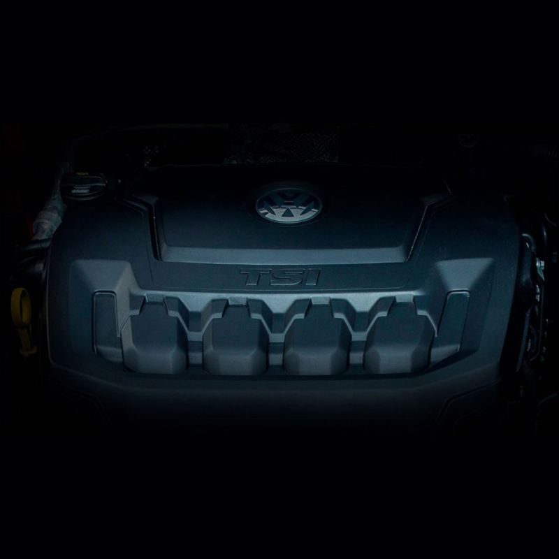 Vista frontal de un motor TSI de Volkswagen en la oscuridad