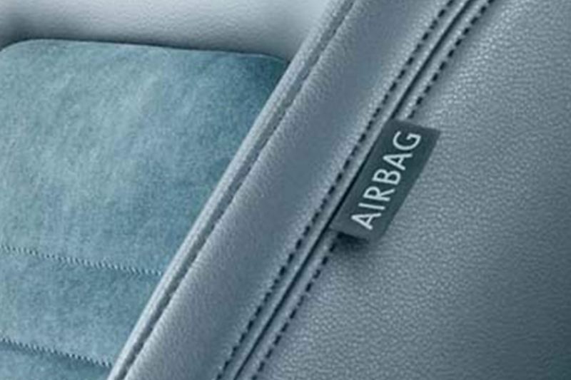 Airbag label inside a Volkswagen Passat Estate.