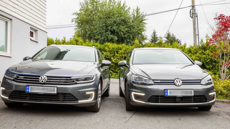 Volkswagen Passat GTE ladbar hybrid og Volkswagen e-Golf parkert ved siden av hverandre