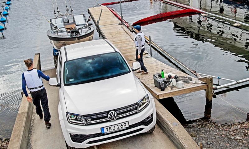 Volkswagen Amarok Comfortline drar upp båt.