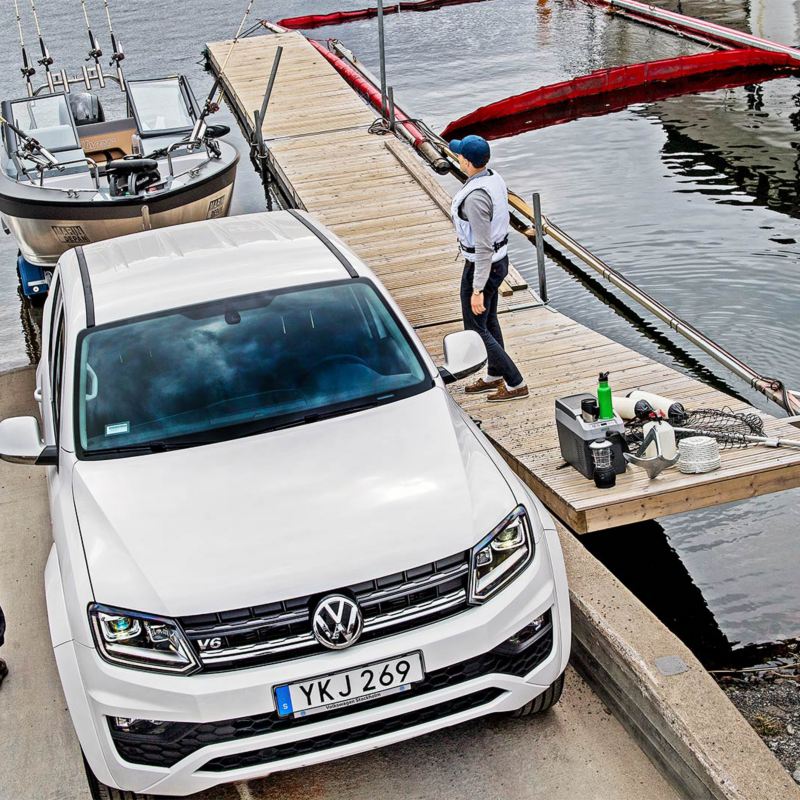 VW Amarok drar upp båt