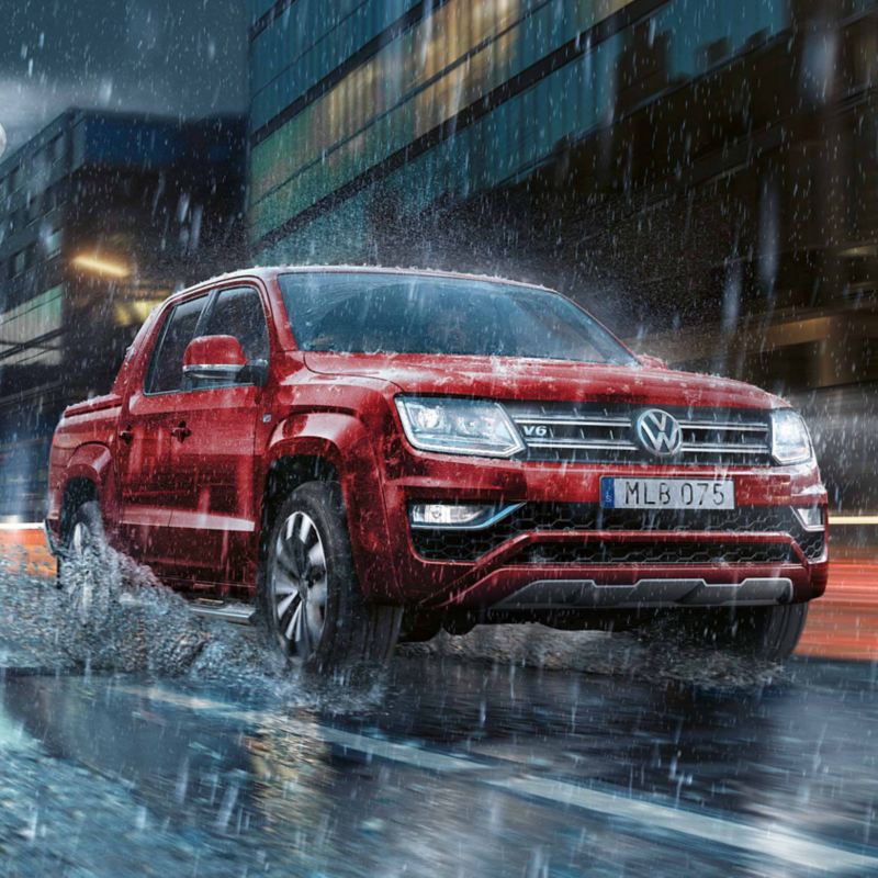 Volkswagen Amarok pickup röd i regn