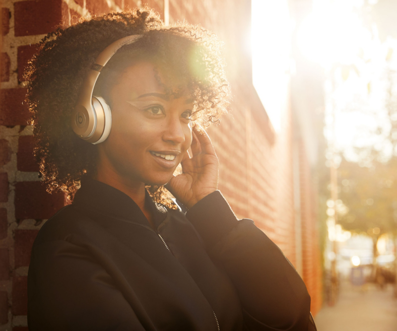 femme écoutant de la musique Volkswagen Véhicules Utilitaires