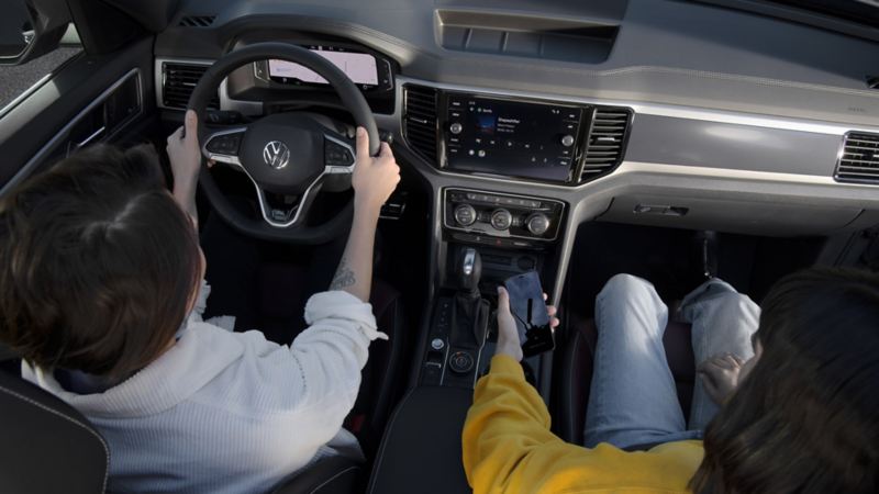 Radio con pantalla touch a color de 8 con logo R-Line en pantalla de bienvenida y Volkswagen  Wireless App-Connect