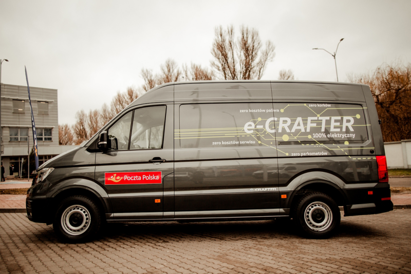 e-crafter oklejony w logo Poczty Polskiej - zdjęcie od boku