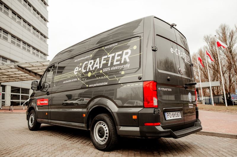 e-crafter oklejony w logo Poczty Polskiej stoi na parkingu- zdjęcie od tyłu