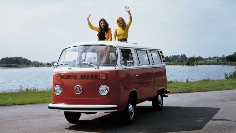 Volkswagen Folkabuss T2 med två kvinnor på taket