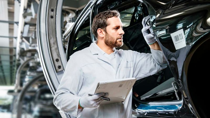 Automóvil en mantenimiento cubierto con la Garantía para Autos Nuevos Volkswagen