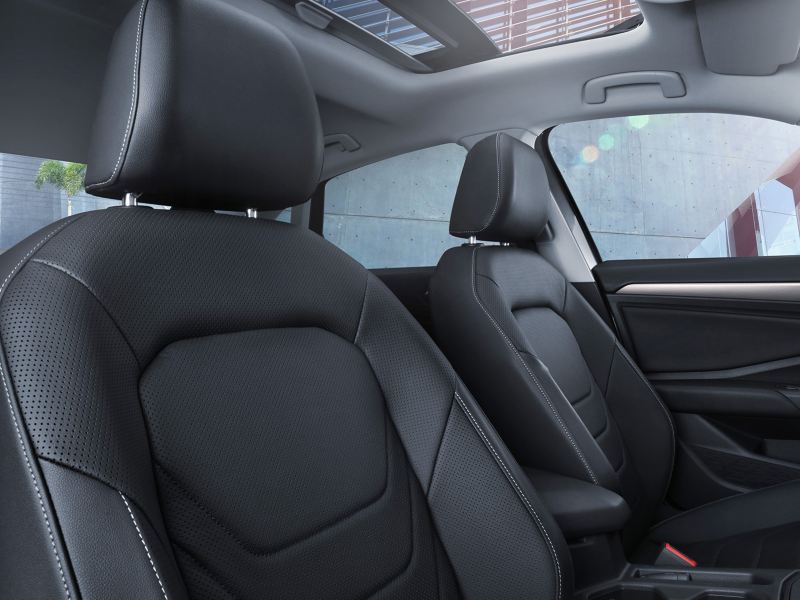 Los asientos negros en piel perforada del nuevo diseño de Jetta Volkswagen