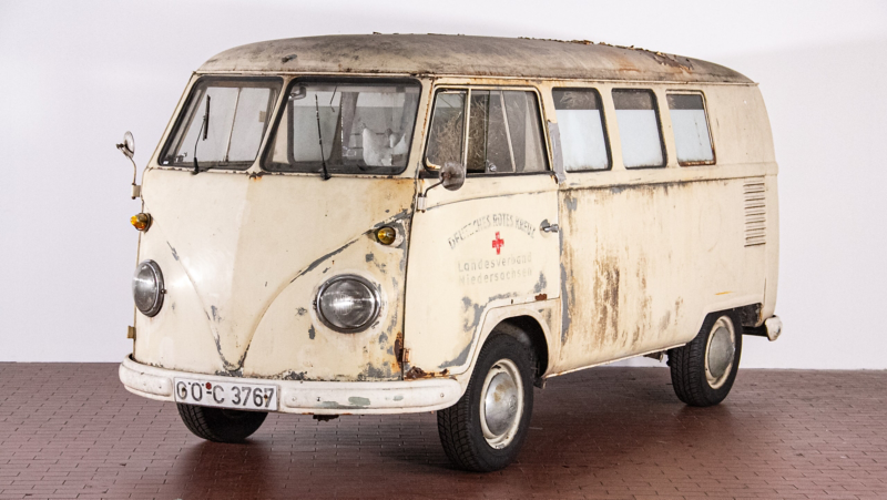 Ein alter VW Bus von schräg vorne.