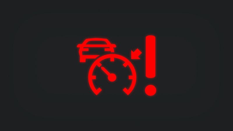 Kontrollleuchte mit Ausrufezeichen und Tachometer vor vorausfahrendem Fahrzeug leuchtet rot