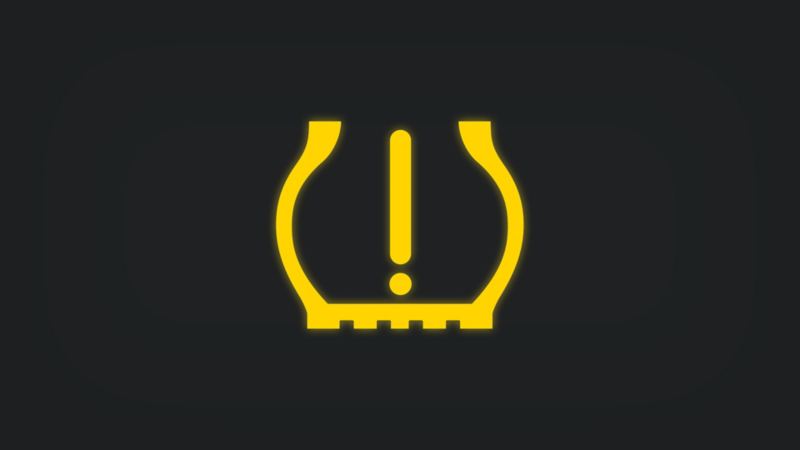 Kontrollleuchte mit Ausrufezeichen in Reifenquerschnitt leuchtet gelb