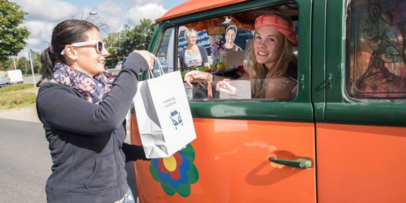 Volkswagen Utilitaires Combi Summer festival 70 ans orange