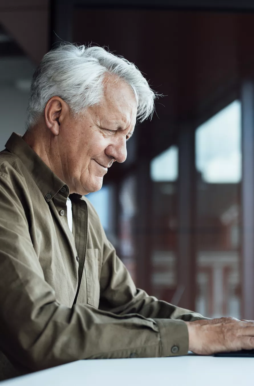 Älterer Herr am Computer