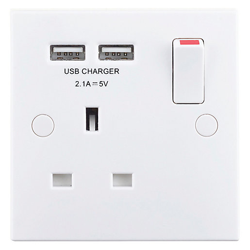 Wickes 13A Single Switched Socket with 2 x USB Ports White Wickes.co.uk