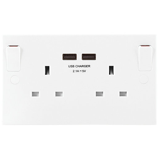 Wickes 13A Twin Switched Plug Socket with 2 USB Ports White Wickes