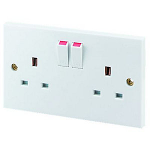 Wickes 13 Amp Twin Switched Plug Socket - White