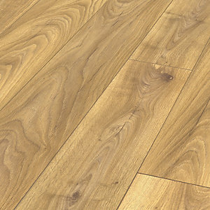 Keswick Medium Oak Laminate Flooring, 10mm Laminate Flooring B Q