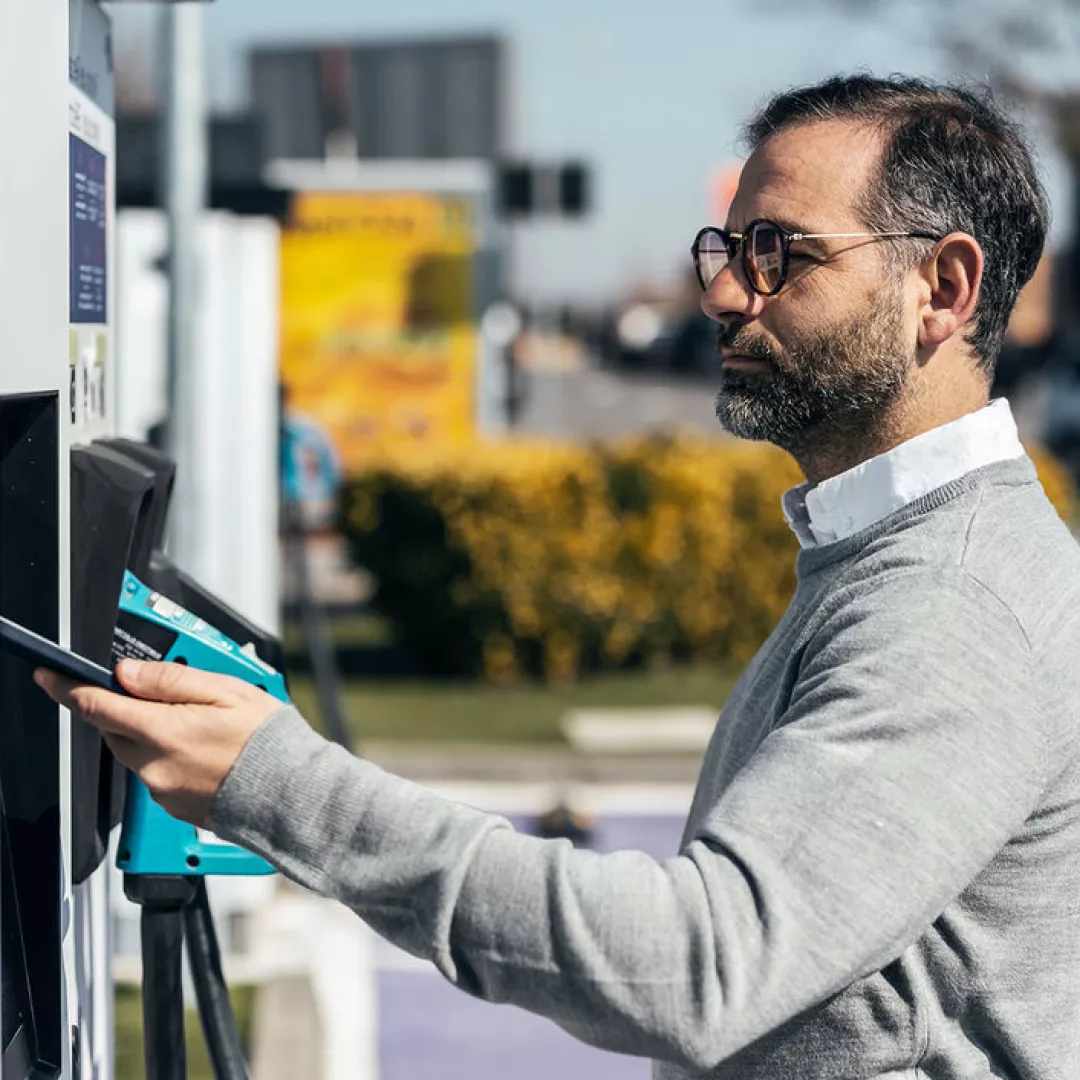 Contactless payment on vending machine