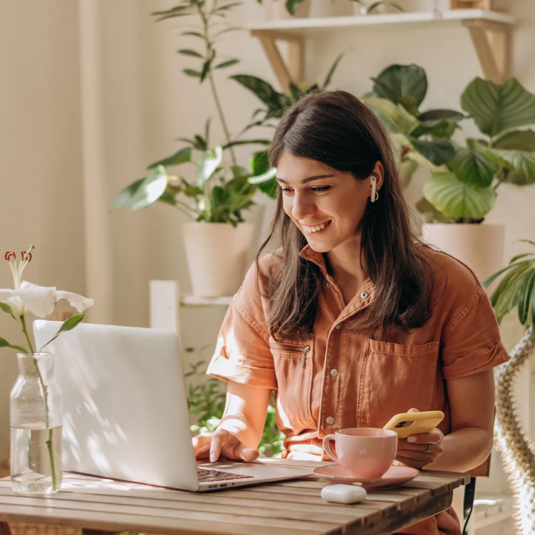 img-full-woman-checking-her-one-commerce-platform-integrated-with-worldline-payments.jpg