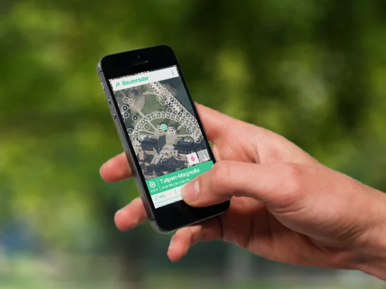 Handy in der Hand mit dem Baumradar