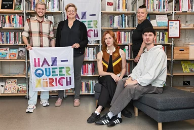Vertreter*innen der HAZ in der Regenbogenbibliothek
