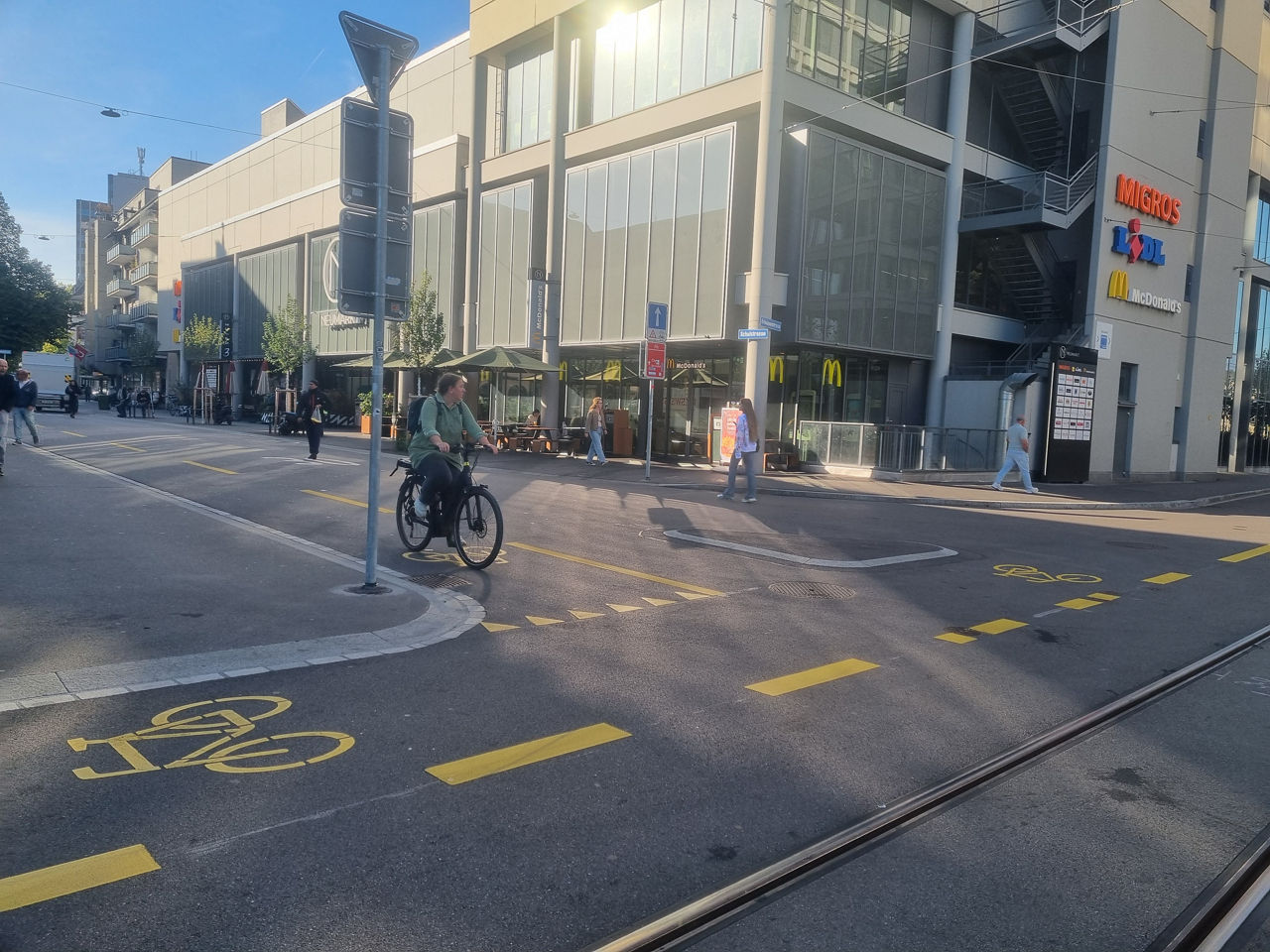 Neue Velomarkierungen in der Hofwiesenstrasse