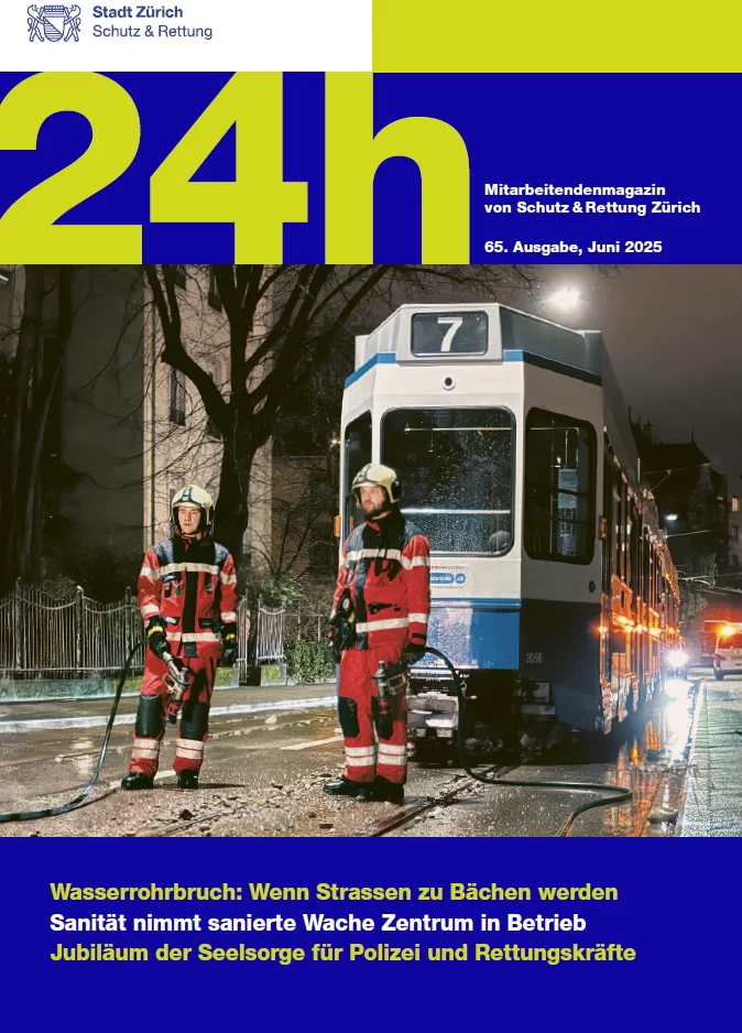 Zwei Feuerwehrleute stehen vor einem Tram.