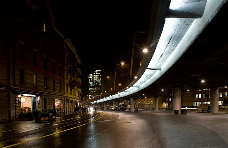 Beleuchtete Hardbrücke im Mondlicht mit Prime Tower, der aufleuchtet