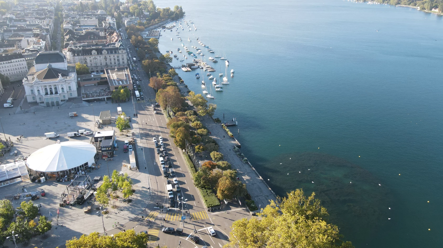 Eine Luftaufnahme der Bellerivestrasse in der Stadt Zürich.