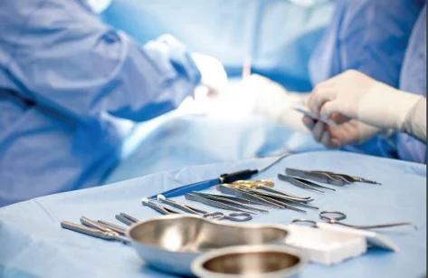 Operation mit OP-Besteck