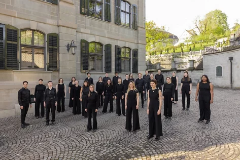 Das Bild zeigt eine Fotoaufnahme, die den Jungen Kammerchor draussen im Freien abbildet. 