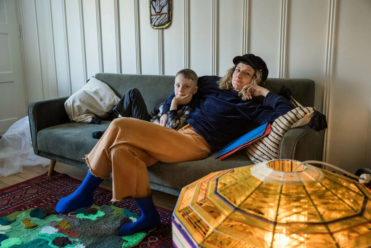 Das Wohnzimmer ist gemütlich eingerichtet.
