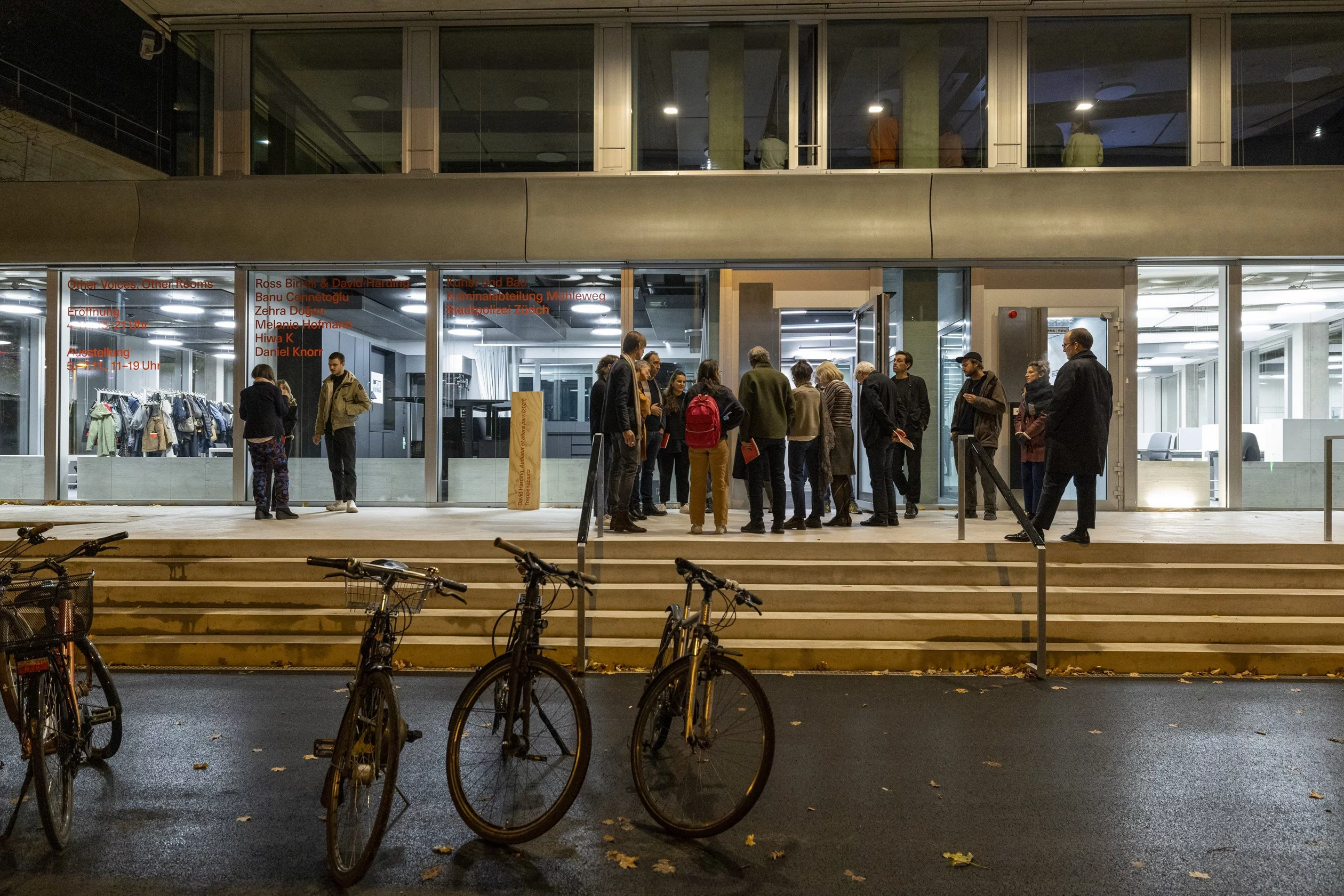 Gruppe von Menschen vor einem Gebäude