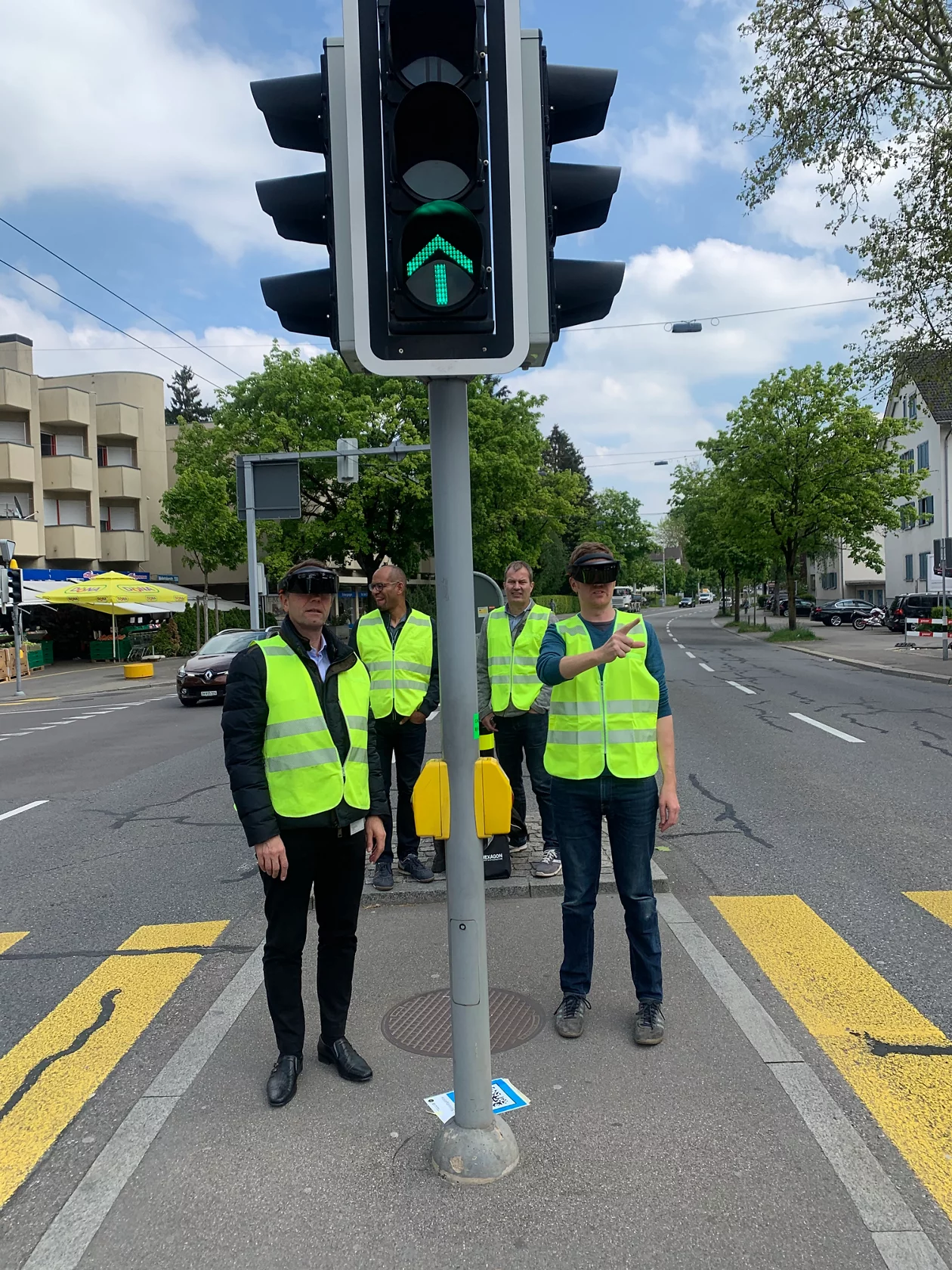Projektteam ist mit VR-Brille an einer Ampelkreuzung