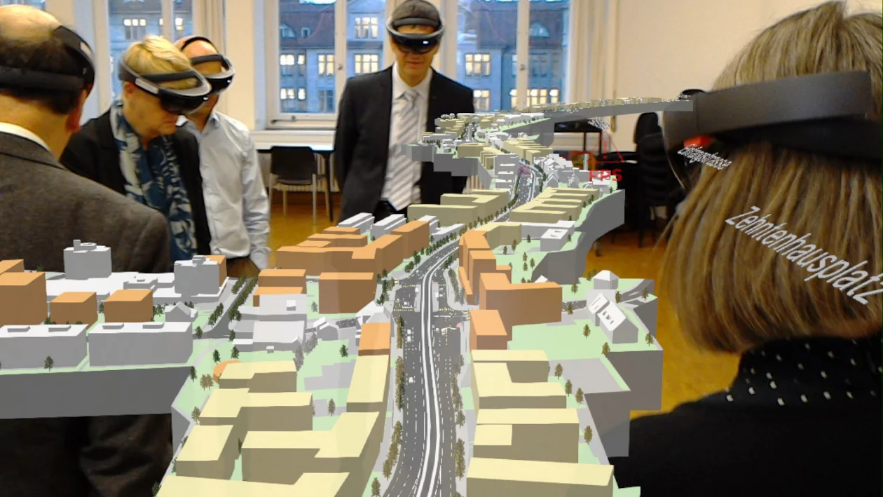 Menschen schauen sich mit VR-Brille das digitale Modell zum Tram Affoltern an