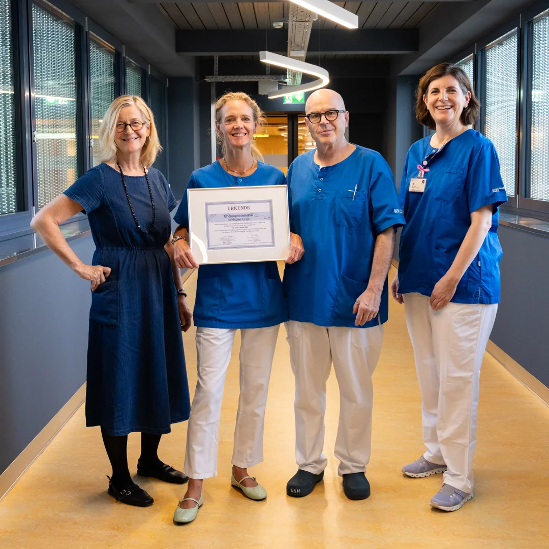 Das Team der Endometrioseklinik hat die Zertifizierung durch EuroEndoCert erhalten: Regina Studer, Dr. med. Heike Willi, Dr. med. Daniel Passweg und Dr. med. Natalie Gabriel (v.l.n.r.)