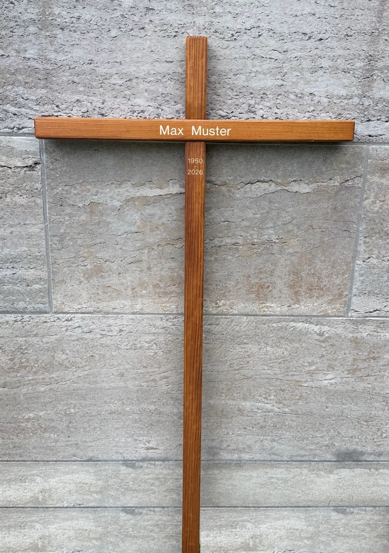 Holzkreuz als Grabmal