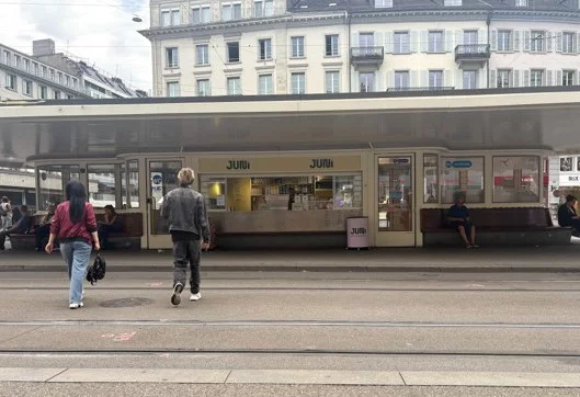 Das Tramhäuschen am Paradeplatz mit dem neuen Kaffeefenster Juni